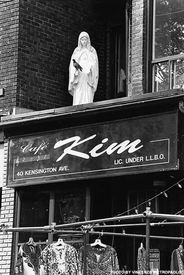 Cafˇ Kim, Kensington Avenue, 2000. - Photo courtesy: Vincenzo Pietropaolo